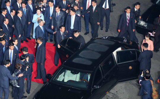 문재인 대통령과 부인 김정숙 여사가 27일 경기도 파주 판문점 평화의집 앞에서 김정은 북한 국무위원장과 부인 리설주 여사를 환송하고 있다. 한국공동사진기자단.